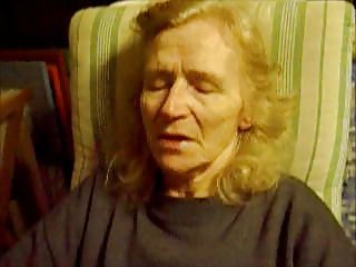 Мужчины увидели, как стройная брюнетка занимается на тренажерах, и они хотели ее спортивного тела, а девушка была анал парнуха не против группы