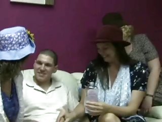 Два дьявольских мужчины порвали суку русский семейный анал