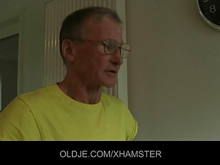 Извращенец Джаззи Лай мамин анал трахает двух азиаток