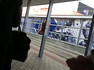 Чувак трахает молодую русский болезненный анал блондинку анальным сексом возле открытого туалета