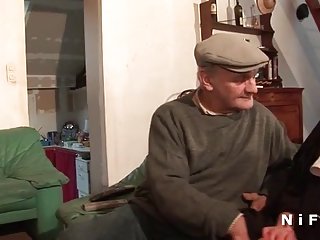 Рыжая малышка Esmi Lee секс анални учит сексуальную блондинку, как трахаться и сосать