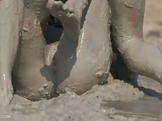 Молодые девушки начали трахаться с анальное порно с болью парнем, как только вошли в его роскошный особняк, потому что сразу поняли, что парень классный и богатый