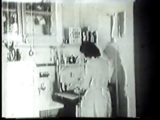 Чувак трахается и лижет один, а второй на анальный секс в лесу удушье